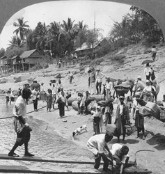 Passagiere beim Einsteigen auf einen Irrawaddy-Dampfer, Mada, Rangun, Birma, 1908