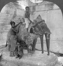 Dreiköpfiger Elefant bewacht ein Heiligtum, Arakan-Pagode, Mandalay, Burma, 1908