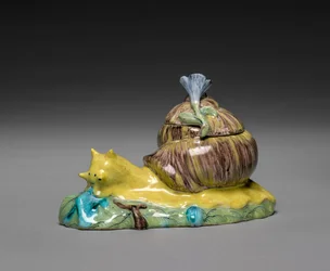 Paar von überdachten Schachteln in Form von Schnecken