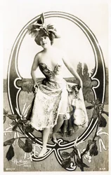Q: Marcelle Yrven, französische Schauspielerin - Theater: Palais Royal, Folies dramatiques, Paris - Alphabet in Postkarte