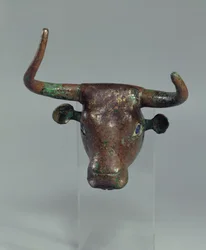 Kopf eines Stieres mit königlich-sumerischer Inschrift, Beschlag für ein Möbelstück oder eine Harfe, aus Telloh (dem antiken Girsu), frühdynastische Zeit, ca. 2500-2400 v. Chr.