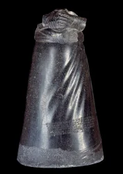 Mesopotamien: untere Hälfte der Dioritstatue von Manishtusu (2270-2254 v. Chr.)