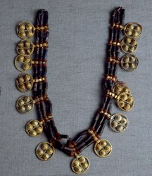 Sumerische Kunst: Halskette mit Goldanhängern und Lapislazuliperlen, die bei der Hochzeit verwendet wurde. Aus den Königsgräbern der Fundstätte Ur. 2600-2500 v. Chr. Maße: 41 cm. Irakisches Nationalmuseum, Bagdad