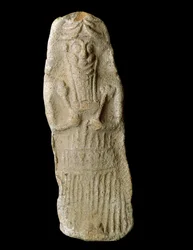 Sumerische Kunst: Kriegsgott mit Rinderohren liegt in seinem Sarg, wahrscheinlich der mesopotamische Gott Dumuzi. Terrakottaskulptur. Vom Diqdiqqe Fundort. Dim. 12 cm. Bagdad, Nationales Irak Museum