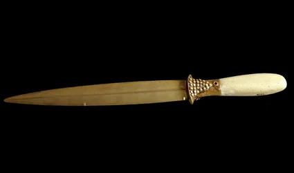 Sumerische Zivilisation: goldener Dolch (29 cm). Von der Ausgrabungsstätte Ur. Bagdad, Irakisches Nationalmuseum