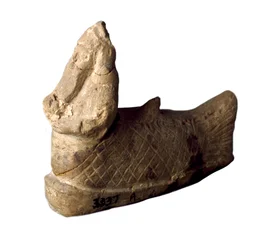 Sumerische Zivilisation: Terrakottastatuette eines Schutzgeistes in Gestalt eines Fischmenschen, die unter den Fundamenten eines Hauses aufgestellt wurde. 8.-7. Jahrhundert v. Chr. Maße: 12 x 9,7 cm. Bagdad, Irakisches Nationalmuseum