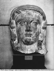 Kopf einer Dame aus Palmyra, Mitte des 2. Jahrhunderts n. Chr. (rosa Kreide)