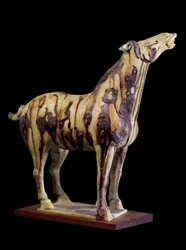 Chinesische Kunst: Terrakotta-Grabfigur mit dreifarbigen Glasuren, die ein Hennpferd darstellt. Aus dem Grab der Prinzessin Yong Tai (502-594 n. Chr.), Chensi. Tang-Dynastie (618-907 n. Chr.)