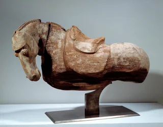 Chinesische Kunst: Pferd aus Holz. Skulptur aus der Tang-Zeit (618 bis 907). Paris, Musée Cernuschi.