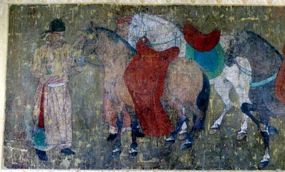 Chinesische Kunst: „zwei Palefreniers treiben vier Pferde in einem kaiserlichen Stall“ Detail eines Fragments einer Seidenmalereirolle, die Han Kan zugeschrieben wird, Hofmaler des Kaisers Hiuan tsong (712-756). Tang-Zeit.