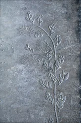Stele mit Chrysantheme, Blumen und Blättern graviert, 618-907 (Stein)