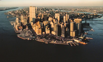 Luftaufnahme der Lower Manhattan Waterfront vom New York Harbor einschließlich des World Trade Centers