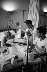 Verwundete amerikanische Soldaten aus dem Vietnamkrieg werden in ein Krankenhaus in Clark A... geflogen