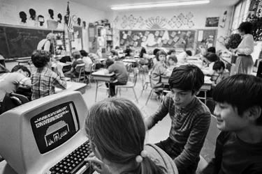 Bildungsprogramme, finanziert vom Office of Technology Assessment, einer Bundesbehörde, um zu helfen...