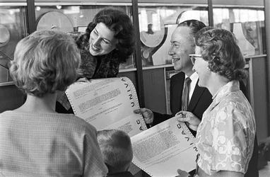 Die Familie Vic Pakka aus Denver hält Ausdrucke von einem UNIVAC-Computer bei ihrem Besuch der Weltausstellung in Seattle