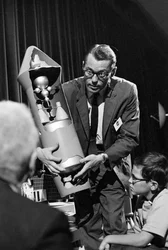 NASA-Ingenieur erklärt und zeigt den inneren Mechanismus einer Rakete auf der Weltausstellung in Seattle