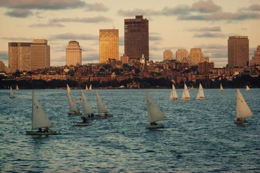 Segelboote bei Sonnenuntergang im Charles River Basin, unterhalb von Beacon Hill