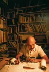 Yigael Yadin, israelischer Archäologe, Soldat und Politiker untersucht Kopie des Tempels