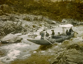 Ein Boot in den Stromschnellen des Hozu-Flusses, Kyoto um 1900 - 1915 (Fotografie)