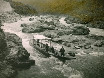 Ein Boot in den Stromschnellen des Hozu-Flusses, Kyoto, um 1900 - 1915