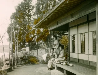 Japanische Familie vor ihrem Haus, um 1900 - 1915