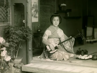 Porträt einer japanischen Frau, die Shamisen spielt, um 1900 - 1915 (Fotografie)