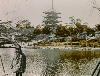 Porträt eines jungen Japaners vor einer Pagode in Tokio, um 1900 - 1915