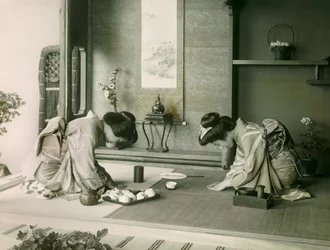Zwei japanische Frauen in traditioneller Kleidung begrüßen sich vor der Teezeremonie, um 1900 - 1915