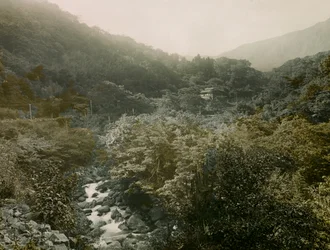Ansicht des Dorfes Miyanoshita in den Hakone-Bergen, um 1900 - 1915 (Fotografie)