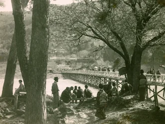 Blick auf die Togetsukyo-Brücke über den Katsure-Fluss in Arashiyama, um 1900 - 1915