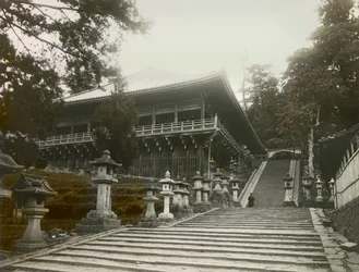 Ansicht des buddhistischen Tempels auf Stelzen in Nara, um 1900 - 1915