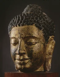 Monumentaler Buddhakopf mit geschlossenen Augen im Srivijaya-Stil