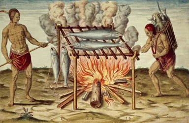 Taíno-Ureinwohner beim Zubereiten von Fisch, Farbstich von Theodor de Bry (1528-1598) nach einem Gemälde von John White, aus „Brief and True Report of the New Found Land of Virginia“