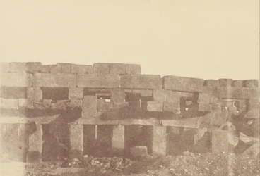 Nahaufnahme des überdachten Gangs von Thutmosis III., Karnak