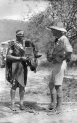 Errol Hinds handelt mit Hühnern, Wankie nach Victoria Falls, Südrhodesien, 1925-1927