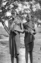 Junge Mädchen mit Stöcken in Nase und Lippen, Terrakekka nach Aweil, Sudan, 1925-1927