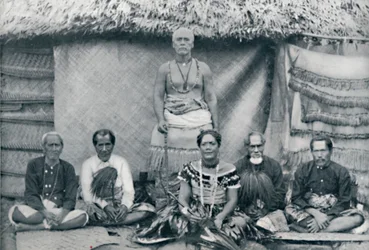 Eine Gruppe von Samoanern, darunter der bekannte Rebell Mataafa Iosefo, die stehende Figur, 1902
