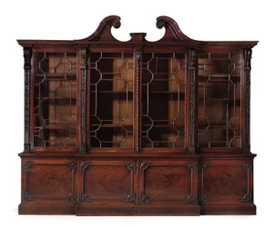 Ein George III Bücherschrank mit gebrochenem Front