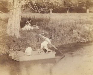 Zwei Jungen spielen am Bach