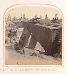 Zug auf der Long Ravine Brücke