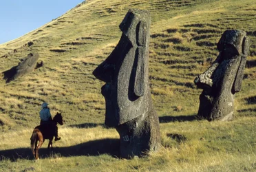 Monolithen der Osterinsel, genannt Moai, in einer vulkanischen Landschaft sind antike Wächter
