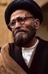 Iranischer schiitischer Geistlicher mit Brille und Turban