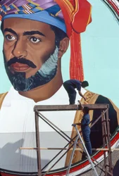 Arbeiter pflegen ein riesiges Wandgemälde von Qaboos bin Said Al Said, Sultan von Oman
