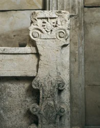 Thrakisches Grab von Sveshtari, Detail der Architektur nahe dem Sarkophag, 3. Jahrhundert v. Chr. (Steinskulptur)