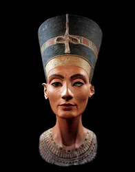Büste der Nofretete (ca. 1370-1330 v. Chr.) Große Königliche Gemahlin des ägyptischen Pharaos Echnaton. Nofretete und ihr Mann waren für eine religiöse Revolution bekannt. Sie verehrten nur einen Gott, Aten, die Sonnenscheibe.