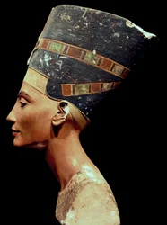 Nofretete-Büste (rechts)