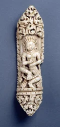 Geschnitzte Dakini, Teil einer bei tantrischen Zeremonien verwendeten Knochenschürze, tibetisch, 18. Jahrhundert
