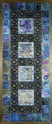 Ein Favrile-Glasfliesenpanel, geformt mit Blumen und geometrischen Mustern, 20. Jahrhundert