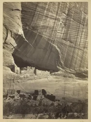 Antike Ruinen im Canyon de Chelly, N.M., in einer Nische 50 Fuß über dem heutigen Canyon-Bett, 1873
