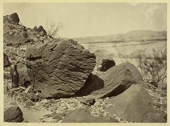 Vom Sand geformter Felsen unterhalb des Fortification Rock, Arizona